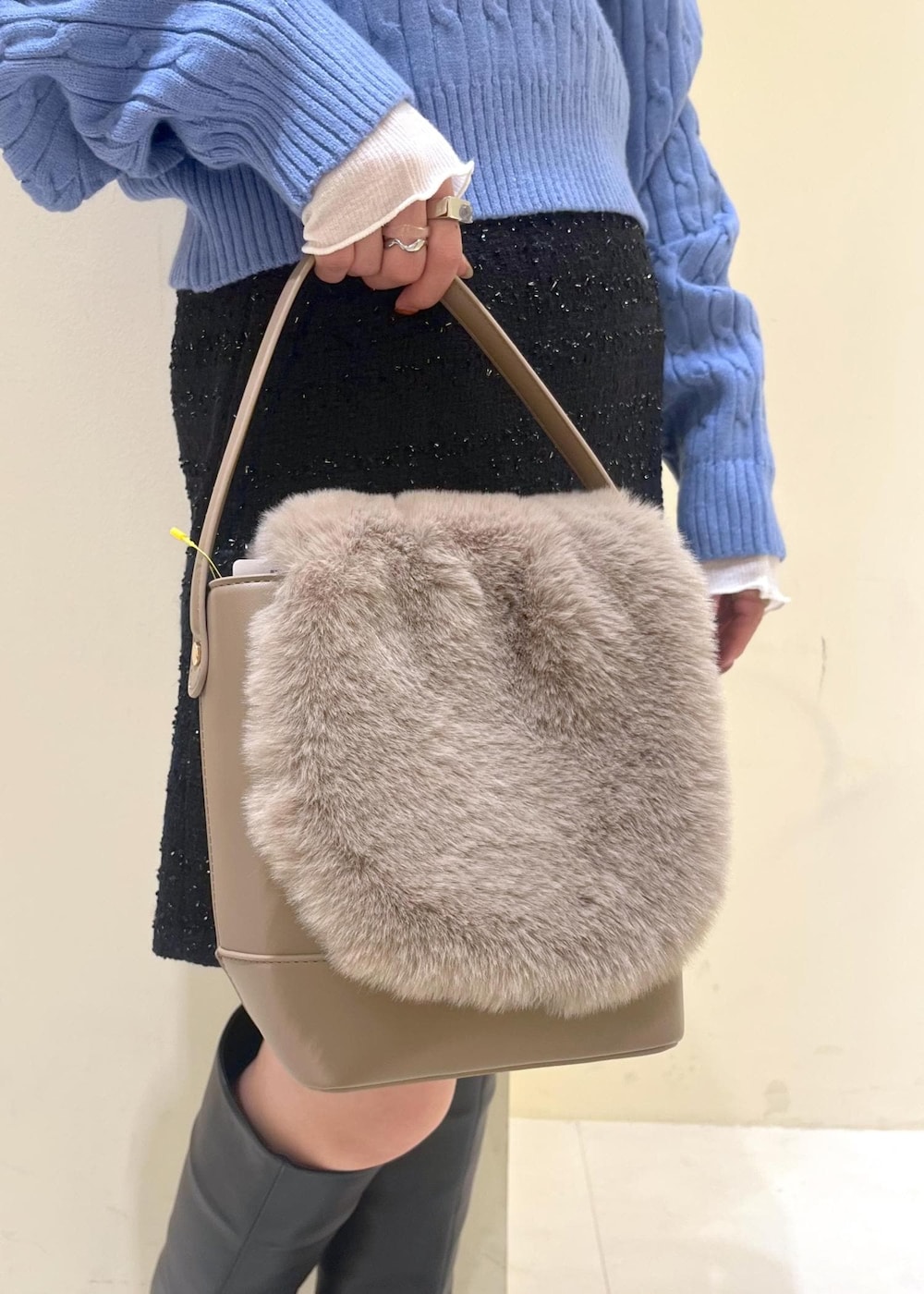 ブルー系のスカート、ホワイト系のTシャツ/カットソー、ブルー系のニット/セーターを着用したレディースの冬コーディネートの8枚目の写真