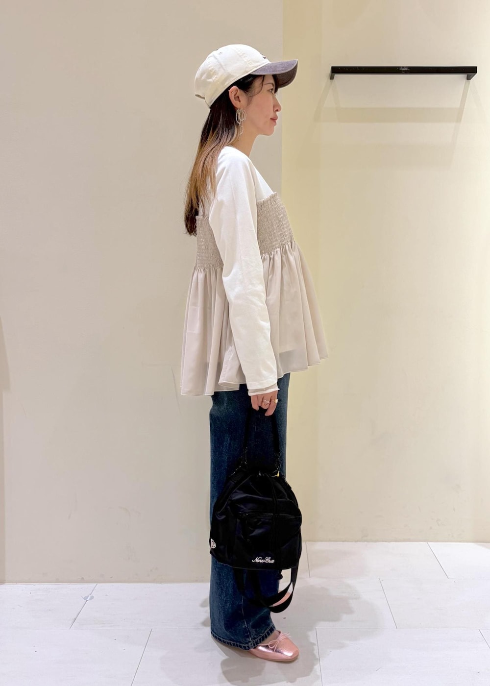 ブルー系のデニムパンツ、ベージュ系のTシャツ/カットソー、ピンク系のバレエシューズを着用したレディースの春コーディネートの2枚目の写真