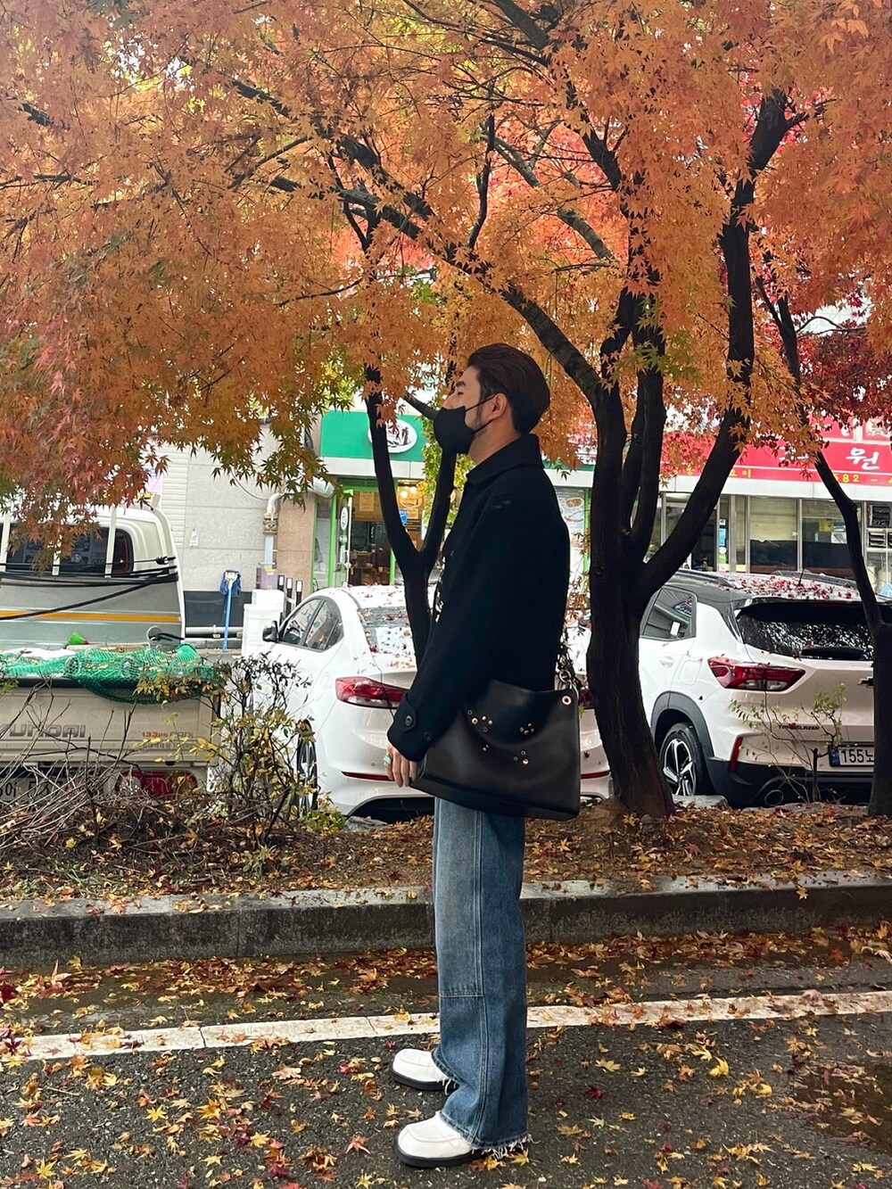 「休日コーデ、アンダーソンベル、anderssonbell、ユニクロ、秋冬コーデ、おしゃれさんと繋がりたい」｜「ANDERSSON BELLのアイテム（デニムパンツ、ブルー系）」を使った、Kimnerdさん（メンズ・172cm）の秋コーディネートの2枚目の写真