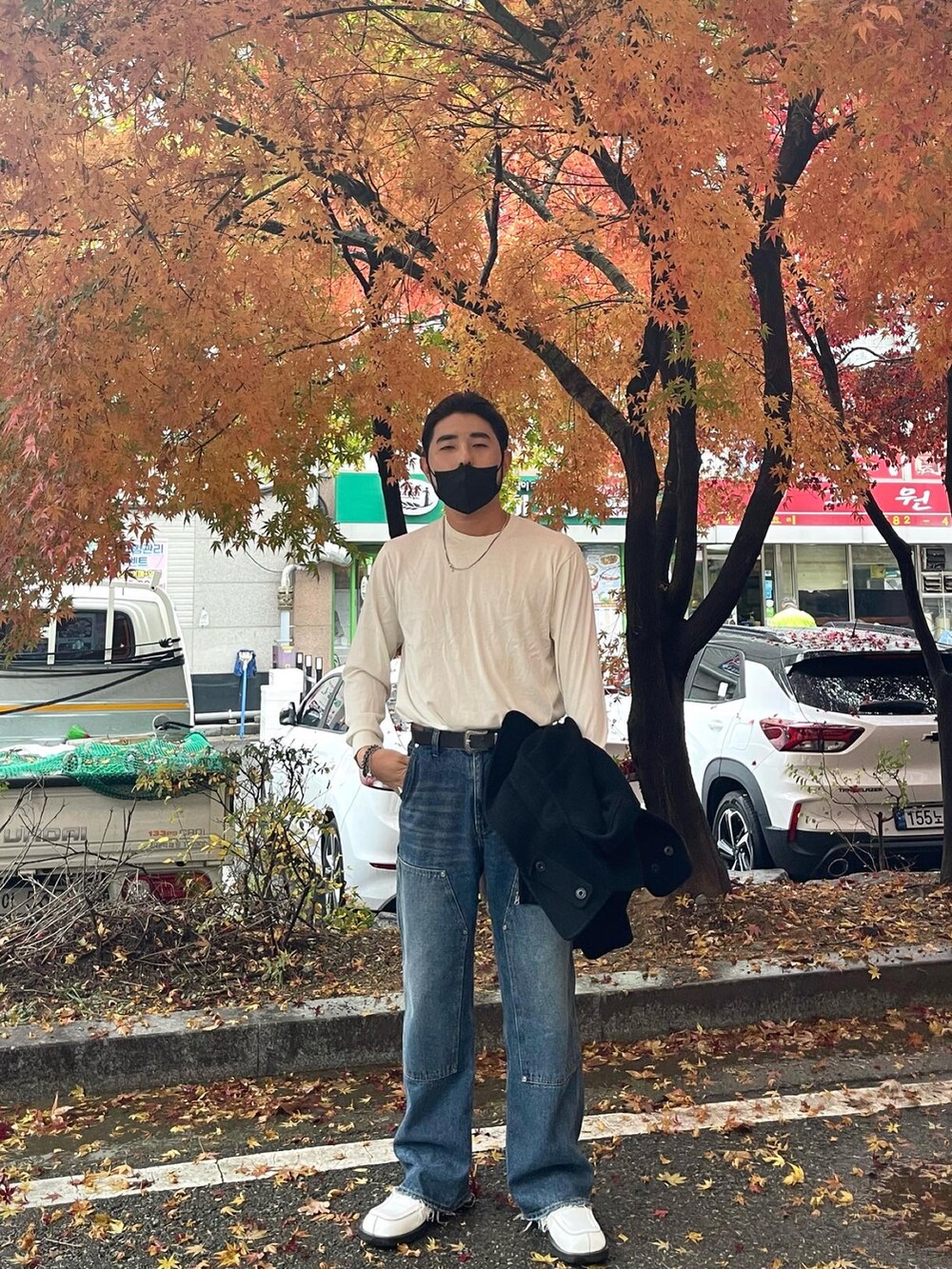 「休日コーデ、アンダーソンベル、anderssonbell、ユニクロ、秋冬コーデ、おしゃれさんと繋がりたい」｜「ANDERSSON BELLのアイテム（デニムパンツ、ブルー系）」を使った、Kimnerdさん（メンズ・172cm）の秋コーディネートの4枚目の写真