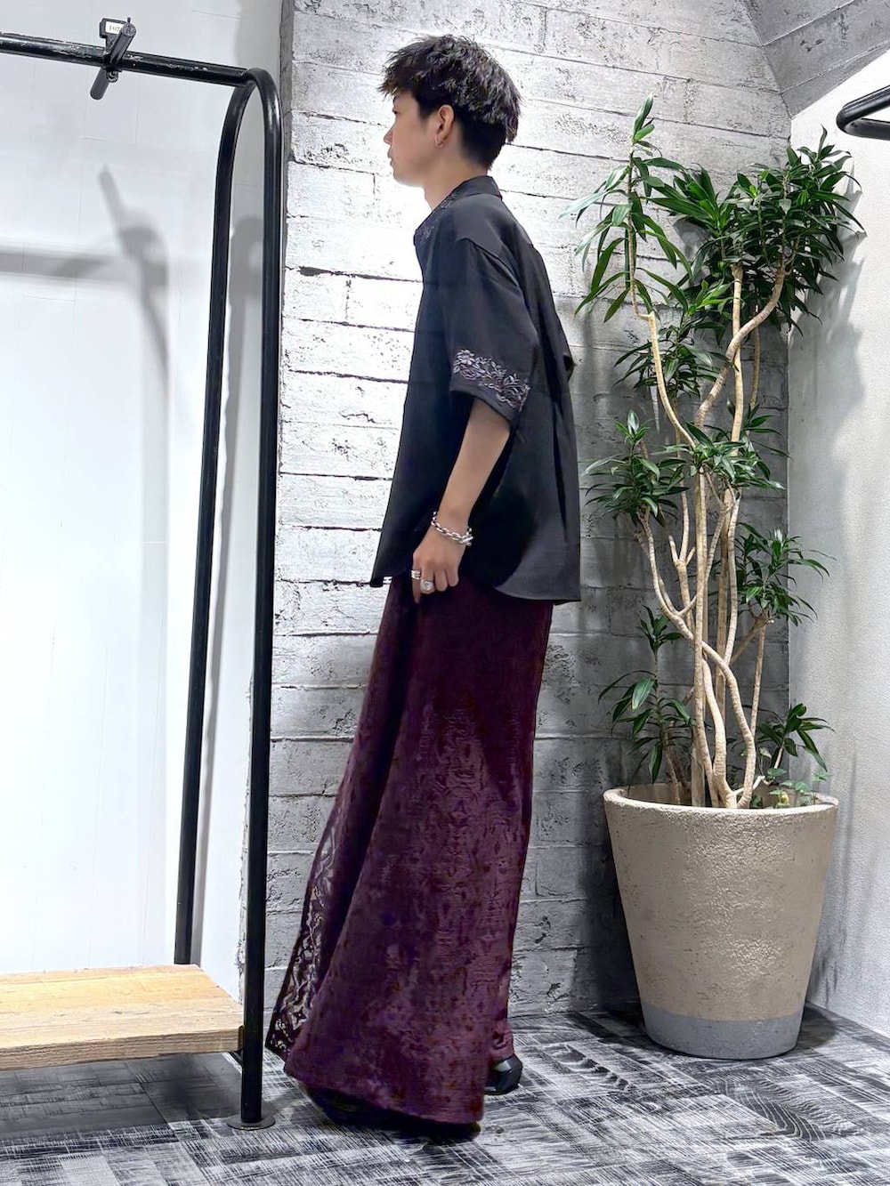 「モード、着痩せ・細見え、女子ウケ、HARE、オーバーサイズ、ゆったり、モテ、デート/ロマンティック、シャツ、きれいめ、ワイドパンツ」｜「HAREの【SET UP対応】TOROMIシシュウシャツSS(HARE)（シャツ/ブラウス、ブラック系）」を使った、miuraaaさん（メンズ・175cm）の夏コーディネートの4枚目の写真