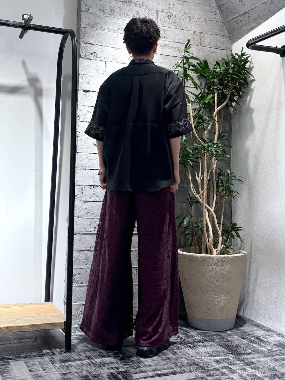 「モード、着痩せ・細見え、女子ウケ、HARE、オーバーサイズ、ゆったり、モテ、デート/ロマンティック、シャツ、きれいめ、ワイドパンツ」｜「HAREの【SET UP対応】TOROMIシシュウシャツSS(HARE)（シャツ/ブラウス、ブラック系）」を使った、miuraaaさん（メンズ・175cm）の夏コーディネートの3枚目の写真