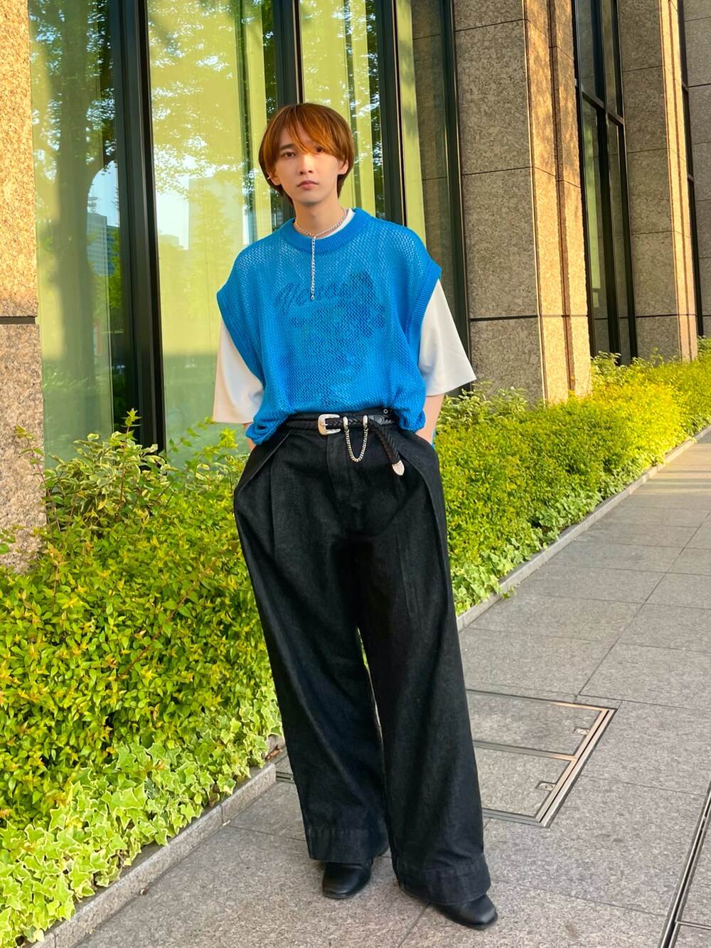 「オトナカジュアル、きれいめカジュアル、大人コーデ、休日スタイル、Tシャツ、透かし編みニット、ニットベスト、差し色、プチプラ、デニム、夏服、今日のコスメと服」｜「NILWAYの透かし編みシアーコットンニットベスト（ベスト、ブルー系）」を使った、加藤元気さん（メンズ・177cm）の春コーディネートの2枚目の写真
