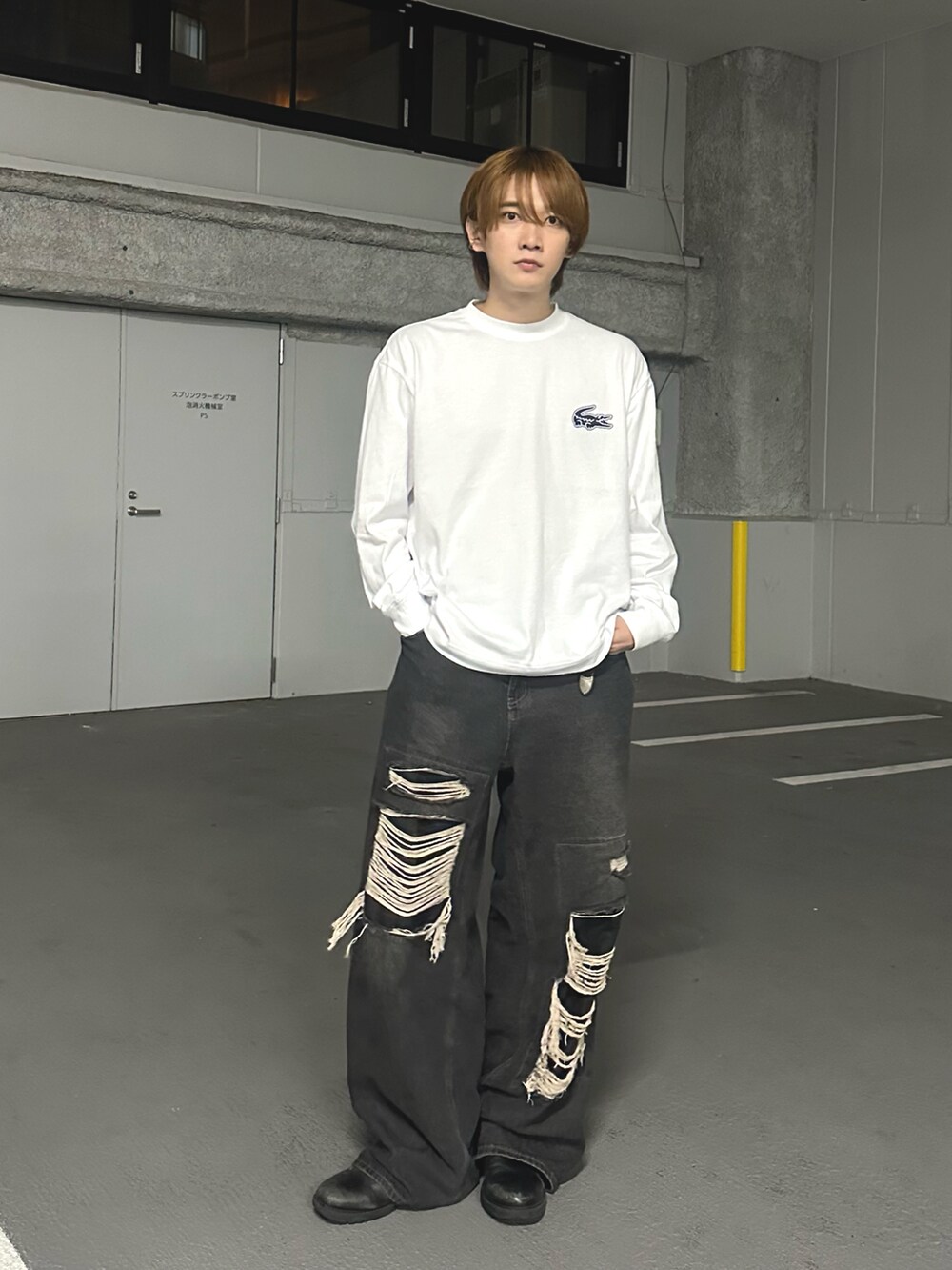 「デニム、白Tシャツ、ロンT、LACOSTE、ラコステ、PR、秋コーデ」｜「LACOSTEの【オンライン限定】LACOSTE オーバーサイズ バックプリント ロングスリーブTシャツ（Tシャツ/カットソー、ホワイト系）」を使った、加藤元気さん（メンズ・177cm）の秋コーディネートの2枚目の写真