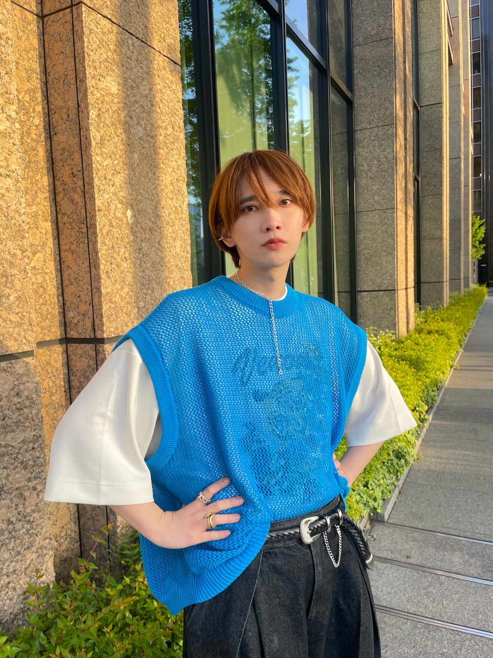 「オトナカジュアル、きれいめカジュアル、大人コーデ、休日スタイル、Tシャツ、透かし編みニット、ニットベスト、差し色、プチプラ、デニム、夏服、今日のコスメと服」｜「NILWAYの透かし編みシアーコットンニットベスト（ベスト、ブルー系）」を使った、加藤元気さん（メンズ・177cm）の春コーディネートの5枚目の写真