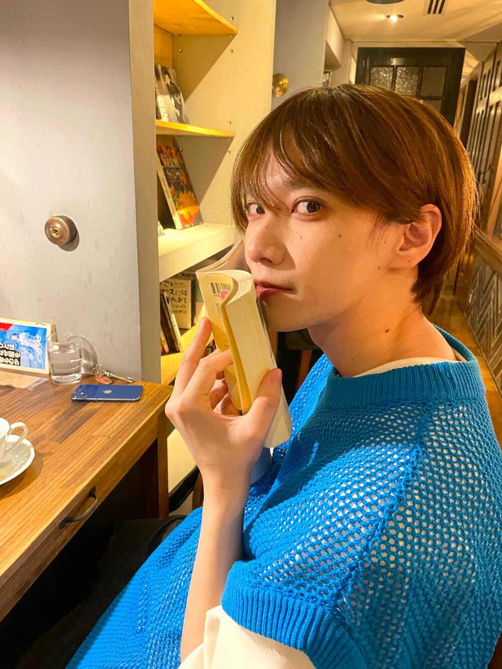 「オトナカジュアル、きれいめカジュアル、大人コーデ、休日スタイル、Tシャツ、透かし編みニット、ニットベスト、差し色、プチプラ、デニム、夏服、今日のコスメと服」｜「NILWAYの透かし編みシアーコットンニットベスト（ベスト、ブルー系）」を使った、加藤元気さん（メンズ・177cm）の春コーディネートの3枚目の写真