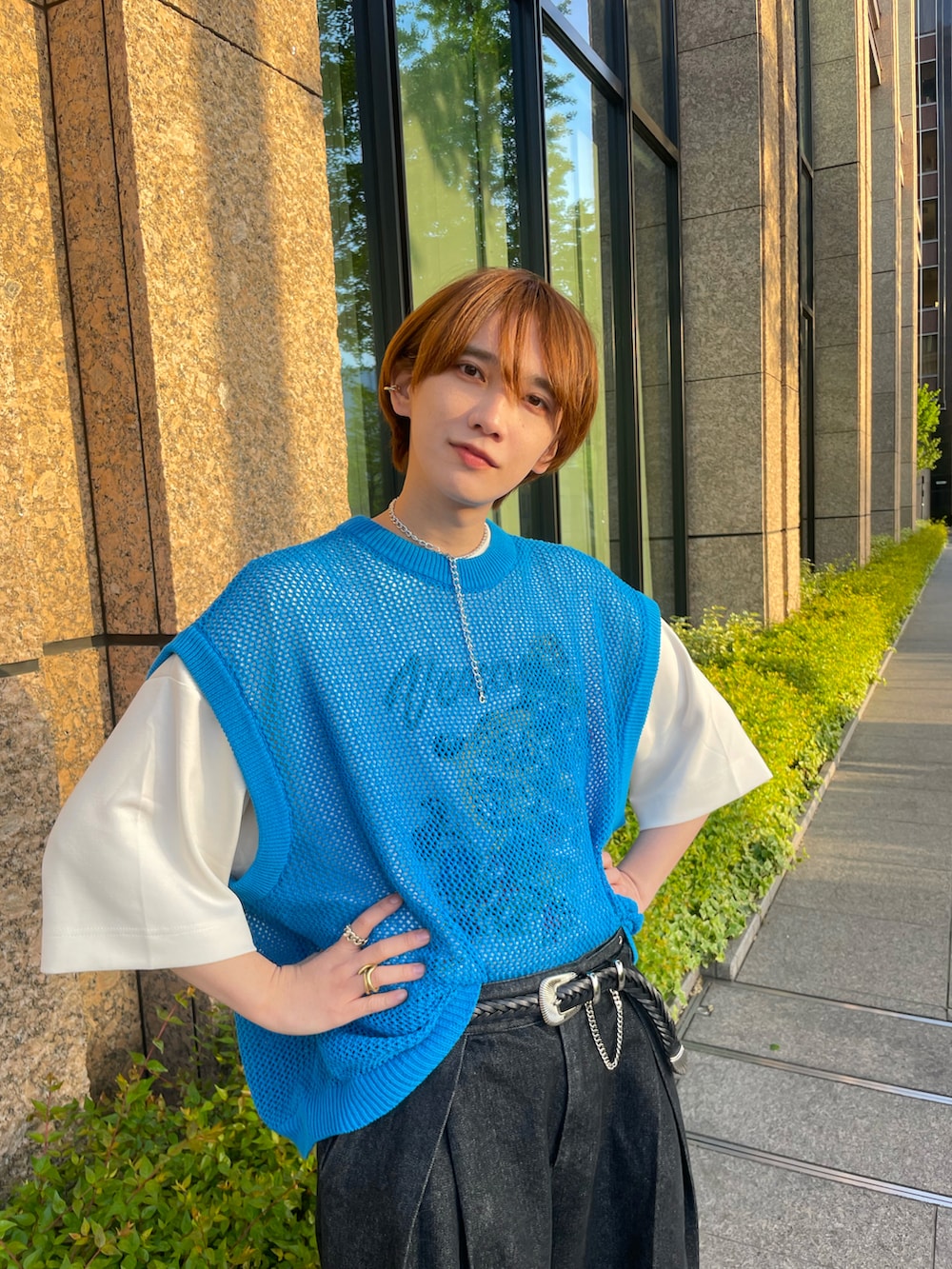 「オトナカジュアル、きれいめカジュアル、大人コーデ、休日スタイル、Tシャツ、透かし編みニット、ニットベスト、差し色、プチプラ、デニム、夏服、今日のコスメと服」｜「NILWAYの透かし編みシアーコットンニットベスト（ベスト、ブルー系）」を使った、加藤元気さん（メンズ・177cm）の春コーディネートの4枚目の写真