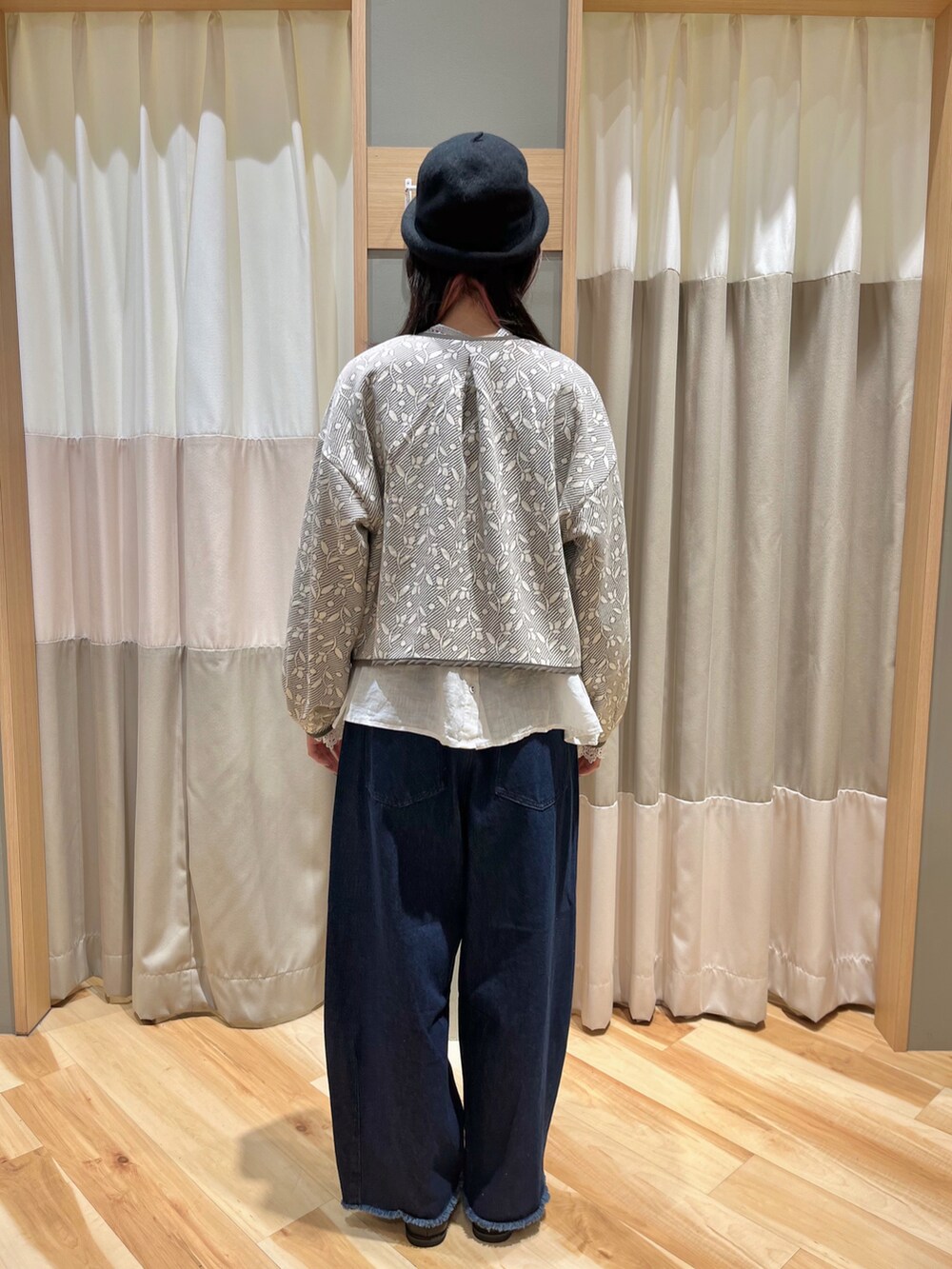 ベージュ系のノーカラージャケット、ホワイト系のシャツ/ブラウス、ブルー系のデニムパンツを着用したレディースの秋コーディネートの3枚目の写真