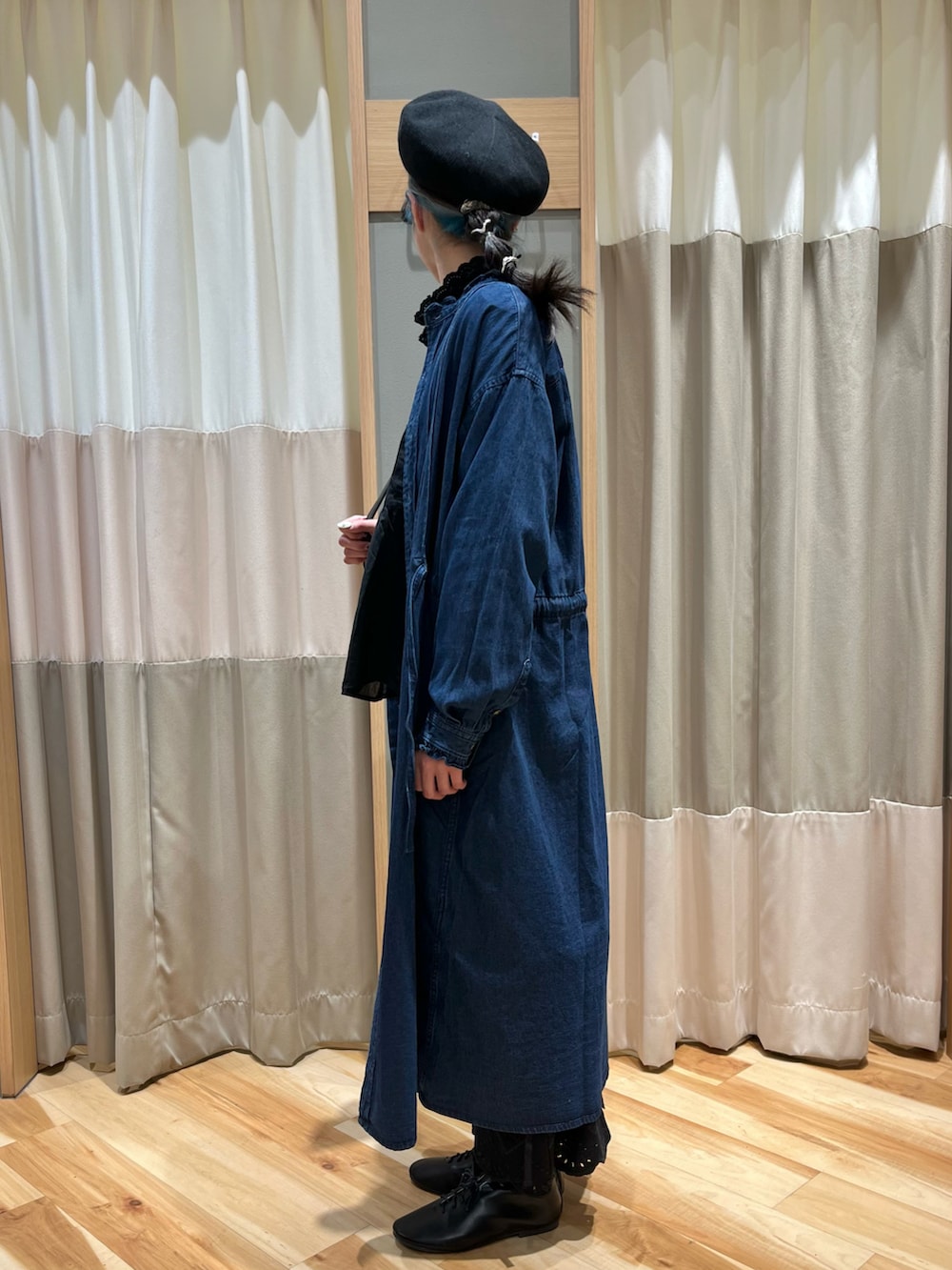 ブラック系のシャツ/ブラウス、ブラック系のその他パンツ、ブルー系のワンピースを着用したレディースの冬コーディネートの4枚目の写真