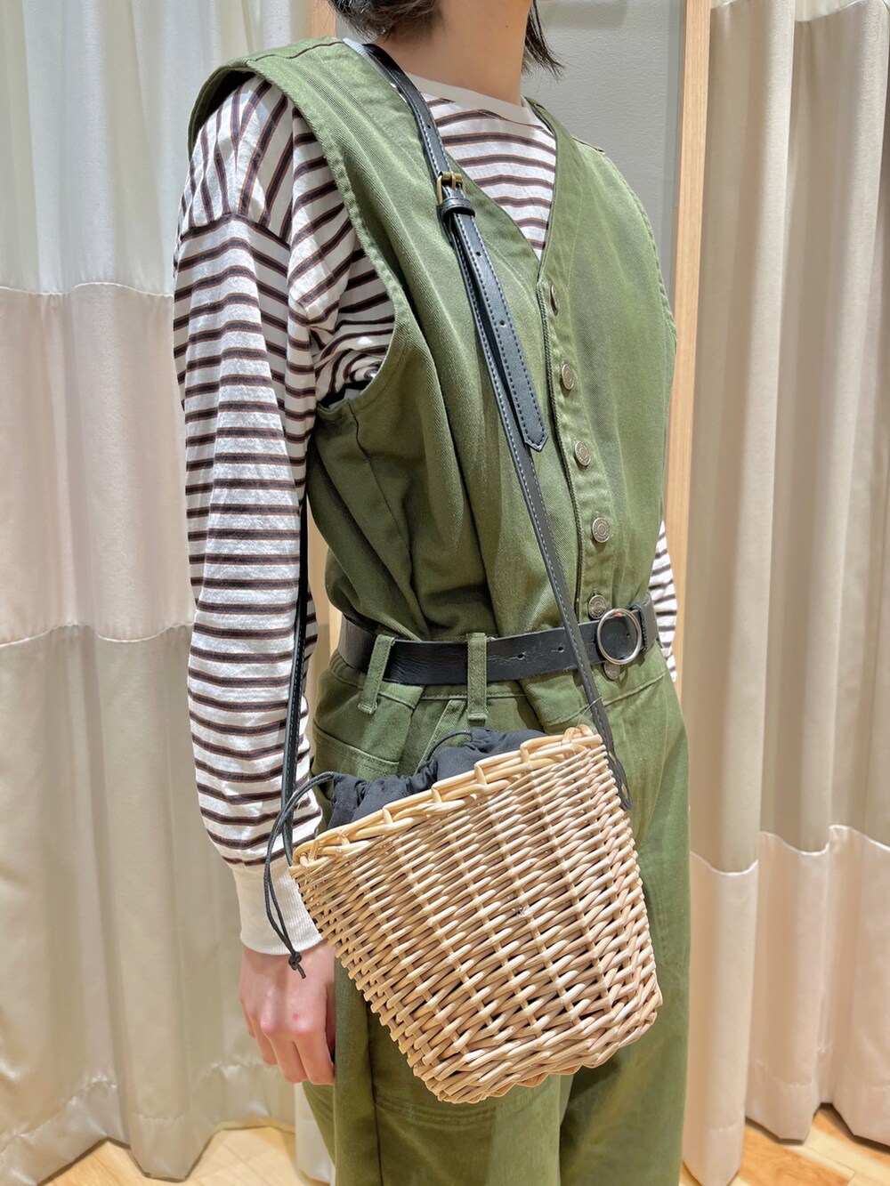 ベージュ系のバッグ、グリーン系のその他パンツ、ホワイト系のTシャツ/カットソーを着用したレディースの春コーディネートの5枚目の写真