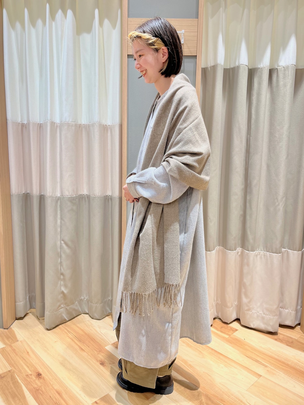 ブルー系のワンピース、グレー系のマフラーを着用したレディースの春コーディネートの3枚目の写真