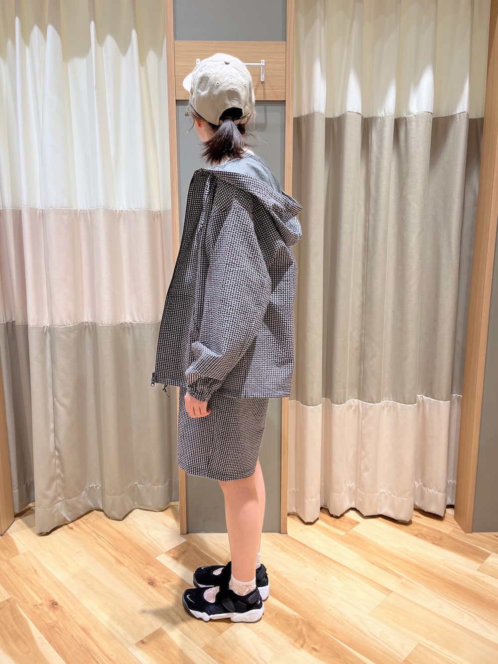 ブラック系のパーカー、ブラック系のその他パンツ、ホワイト系のTシャツ/カットソーを着用したレディースの夏コーディネートの3枚目の写真