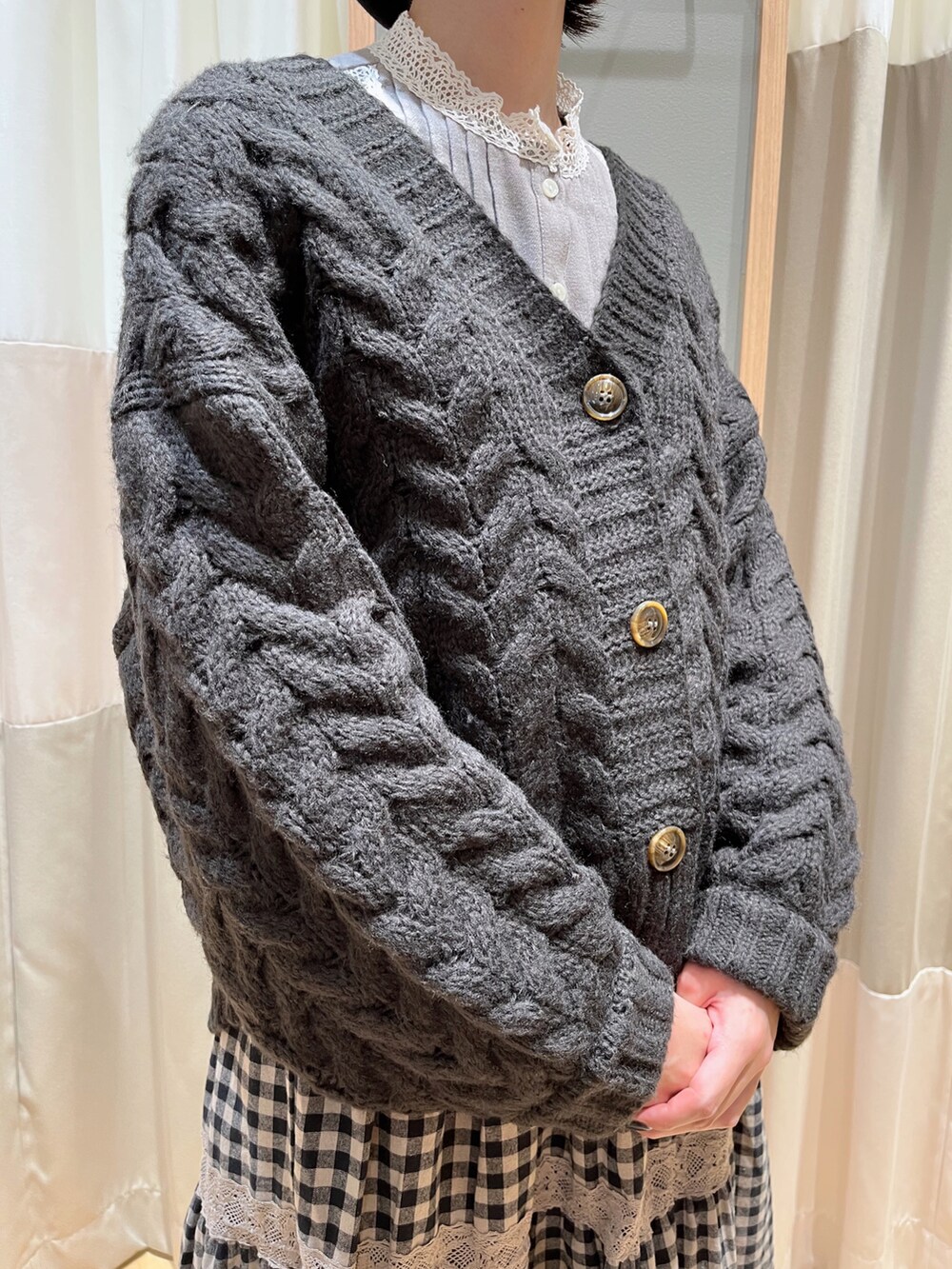 グレー系のカーディガン/ボレロ、グレー系のスカート、ブラック系のその他シューズを着用したレディースの冬コーディネートの5枚目の写真