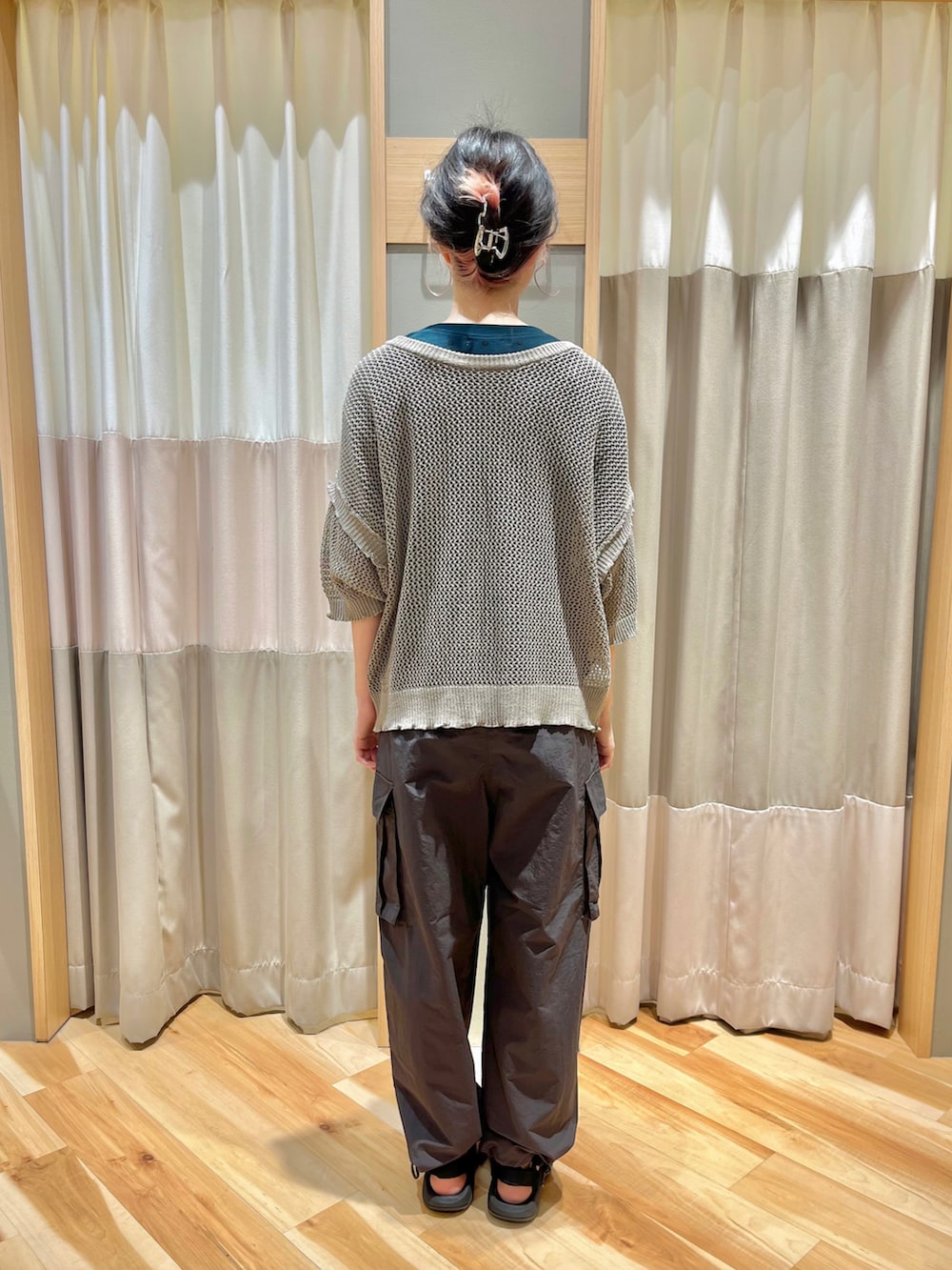 グレー系のカーディガン/ボレロ、グリーン系のTシャツ/カットソー、グレー系のカーゴパンツを着用したレディースの秋コーディネートの3枚目の写真