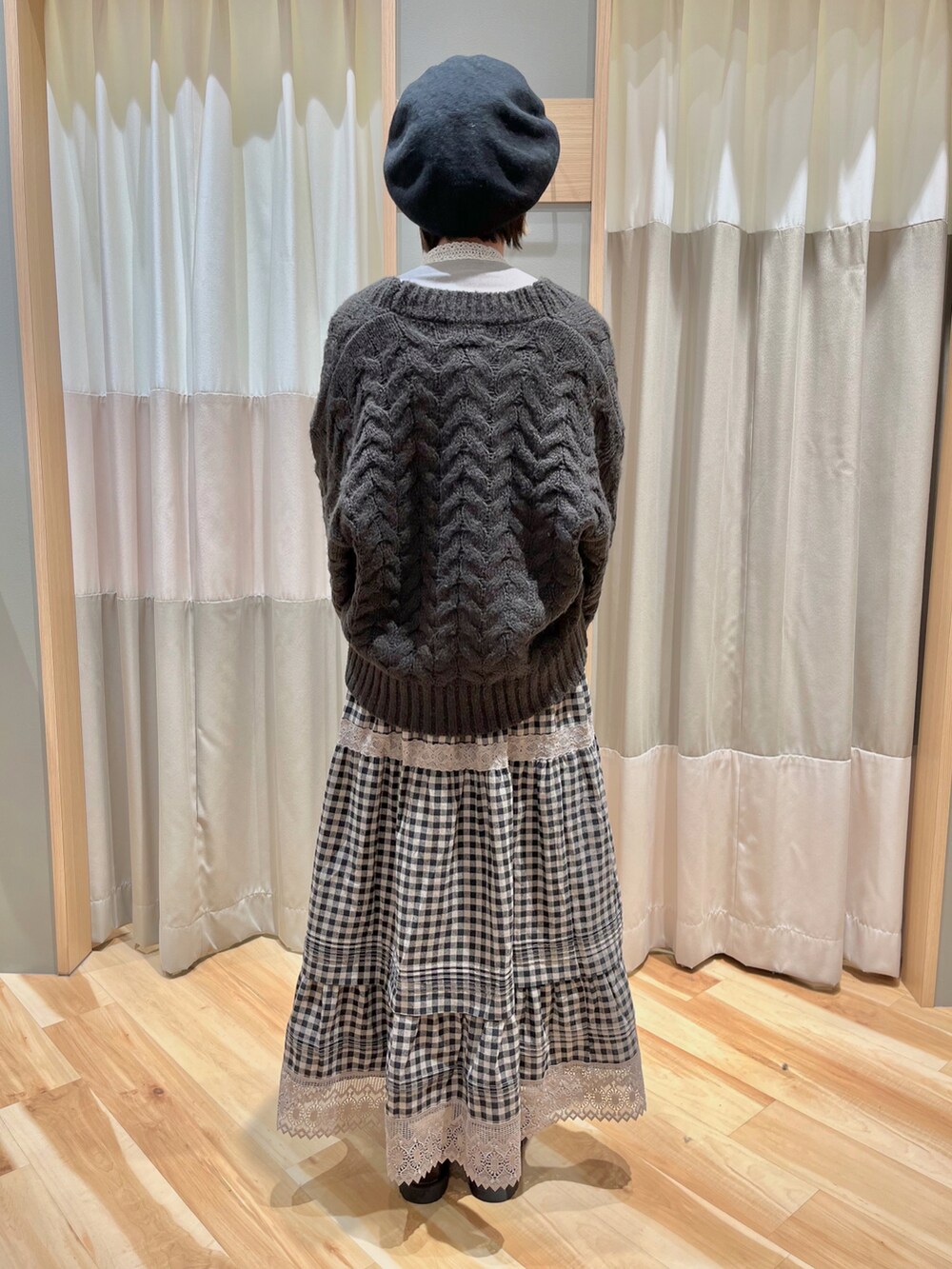 グレー系のカーディガン/ボレロ、グレー系のスカート、ブラック系のその他シューズを着用したレディースの冬コーディネートの4枚目の写真