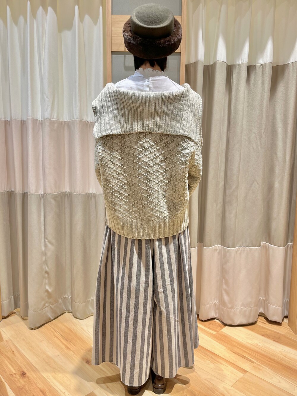 ホワイト系のシャツ/ブラウス、グレー系のその他パンツ、ブラウン系のハットを着用したレディースの春コーディネートの4枚目の写真