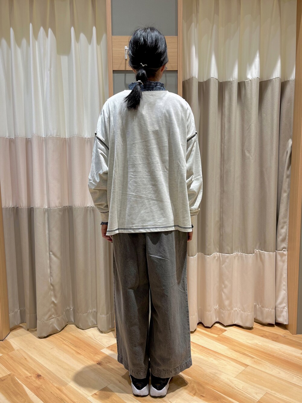 ホワイト系のTシャツ/カットソー、グレー系のデニムパンツ、ブルー系のシャツ/ブラウスを着用したレディースの秋コーディネートの3枚目の写真