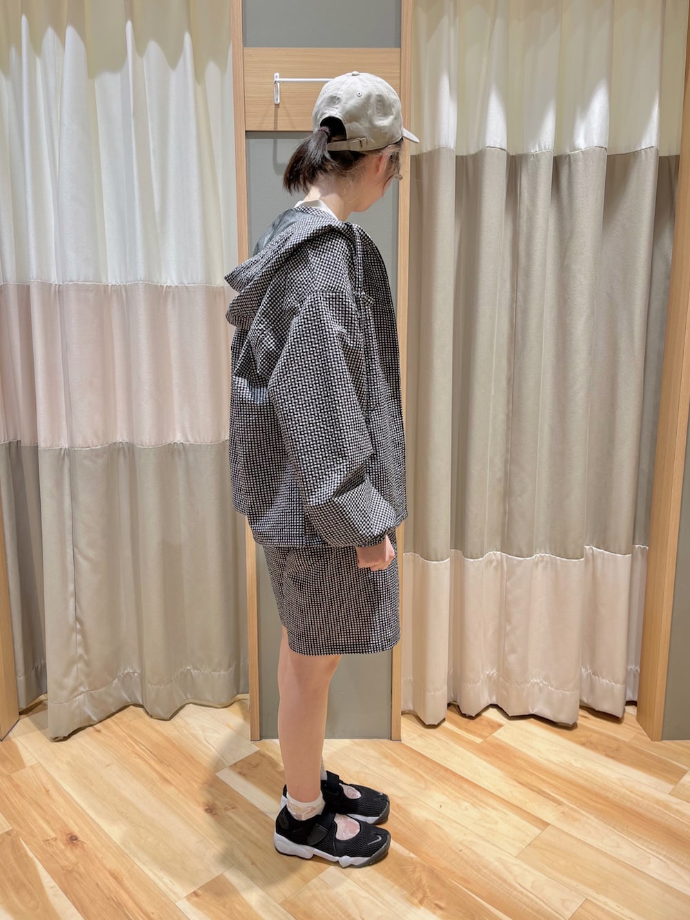 ブラック系のパーカー、ブラック系のその他パンツ、ホワイト系のTシャツ/カットソーを着用したレディースの夏コーディネートの4枚目の写真