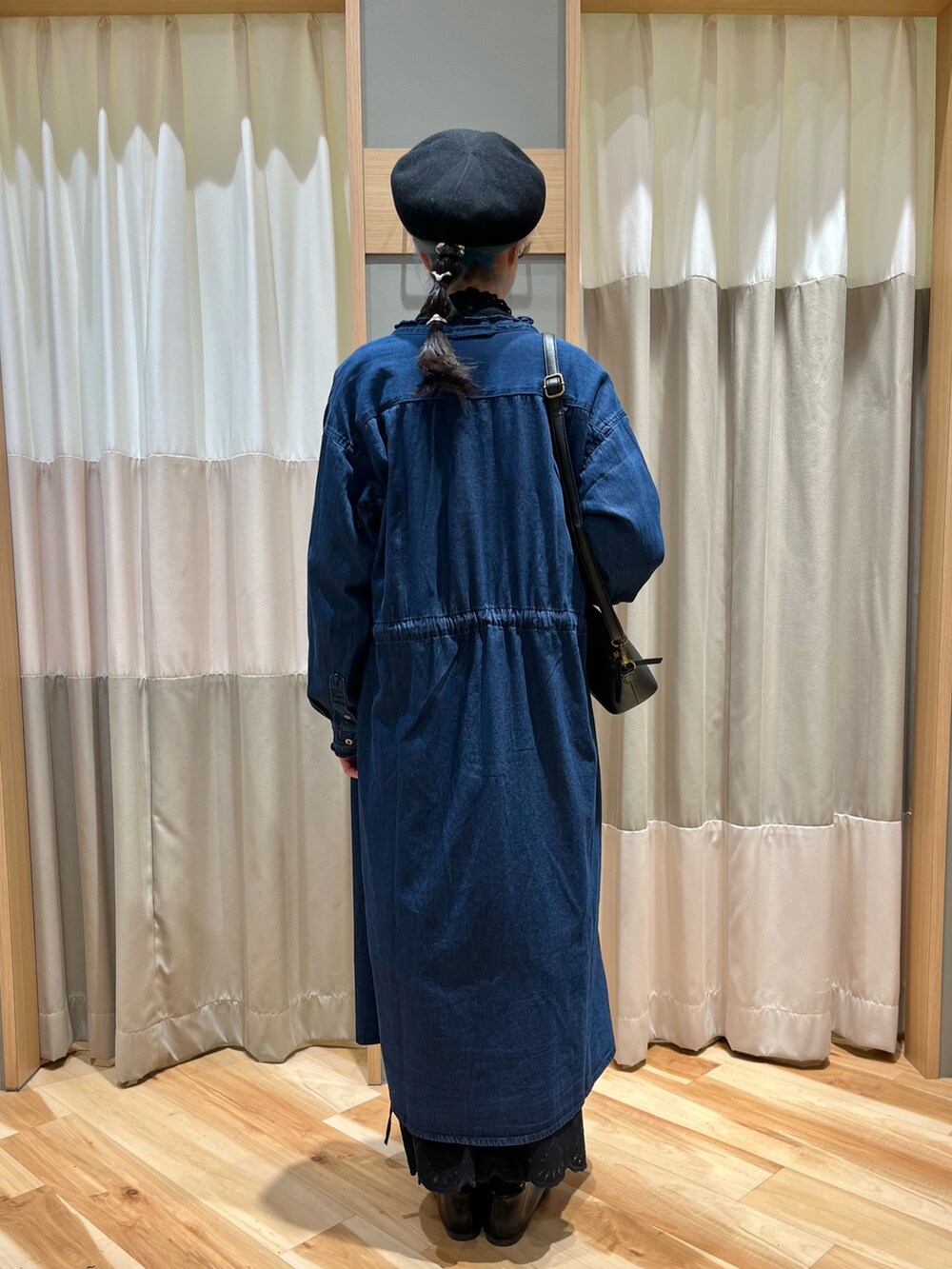 ブラック系のシャツ/ブラウス、ブラック系のその他パンツ、ブルー系のワンピースを着用したレディースの冬コーディネートの3枚目の写真