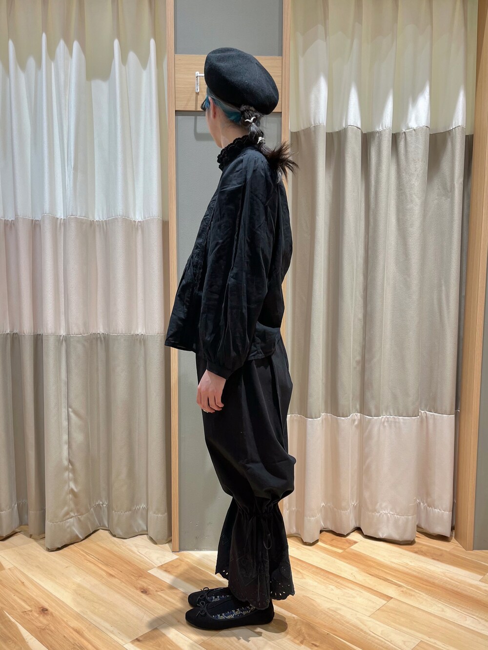 ブラック系のシャツ/ブラウス、ブラック系のその他パンツを着用したレディースの冬コーディネートの4枚目の写真