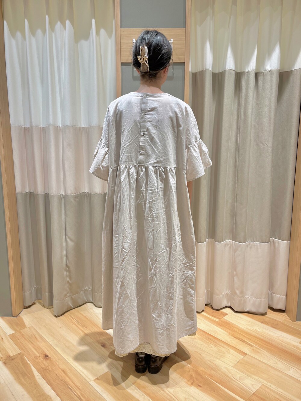 ホワイト系のワンピースを着用したレディースの夏コーディネートの2枚目の写真