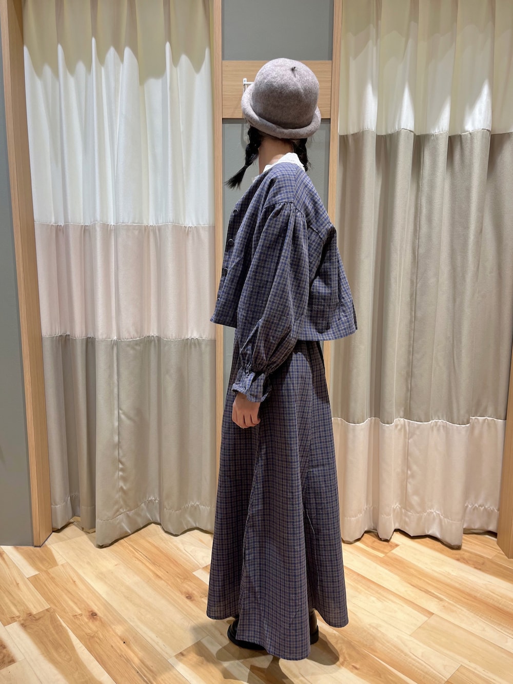 ブルー系のノーカラージャケット、ブルー系のスカート、ホワイト系のシャツ/ブラウスを着用したレディースの冬コーディネートの4枚目の写真