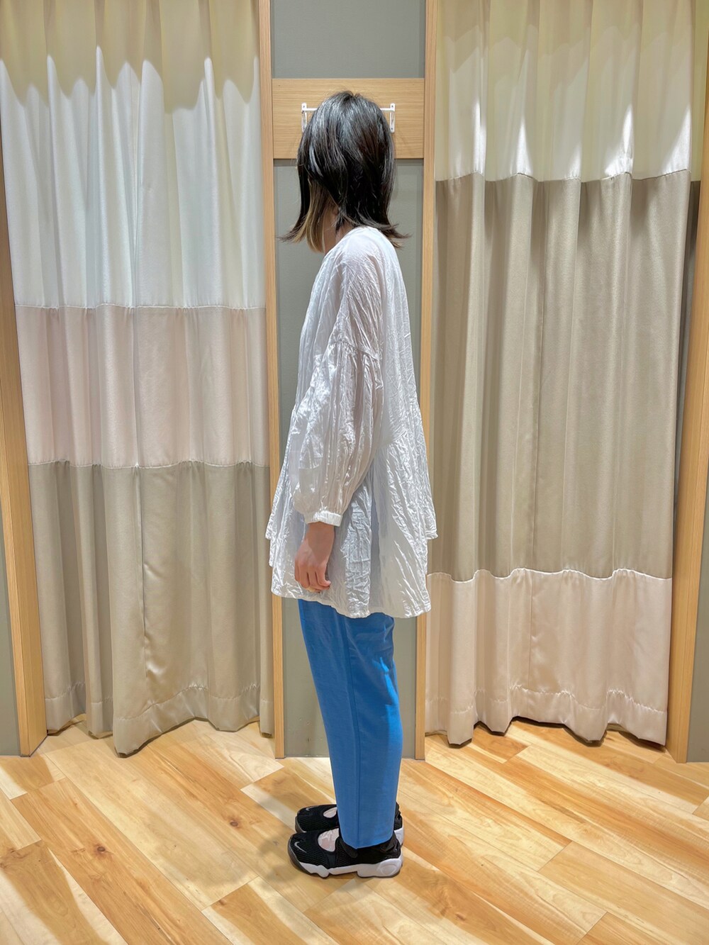 ホワイト系のシャツ/ブラウス、ホワイト系のタンクトップ、ブルー系のその他パンツを着用したレディースの夏コーディネートの4枚目の写真