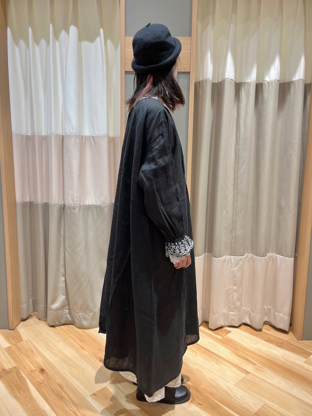 ブラック系のワンピース/ドレス、ホワイト系のシャツ/ブラウス、ホワイト系のその他パンツを着用したレディースの秋コーディネートの2枚目の写真