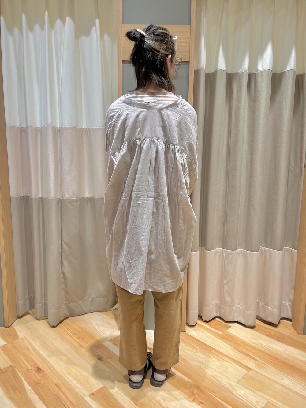 ベージュ系のTシャツ/カットソー、ベージュ系のシャツ/ブラウス、ベージュ系のその他パンツを着用したレディースの夏コーディネートの3枚目の写真