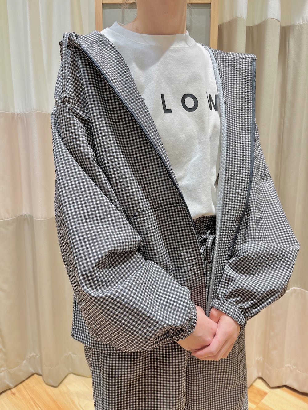 ブラック系のパーカー、ブラック系のその他パンツ、ホワイト系のTシャツ/カットソーを着用したレディースの夏コーディネートの5枚目の写真