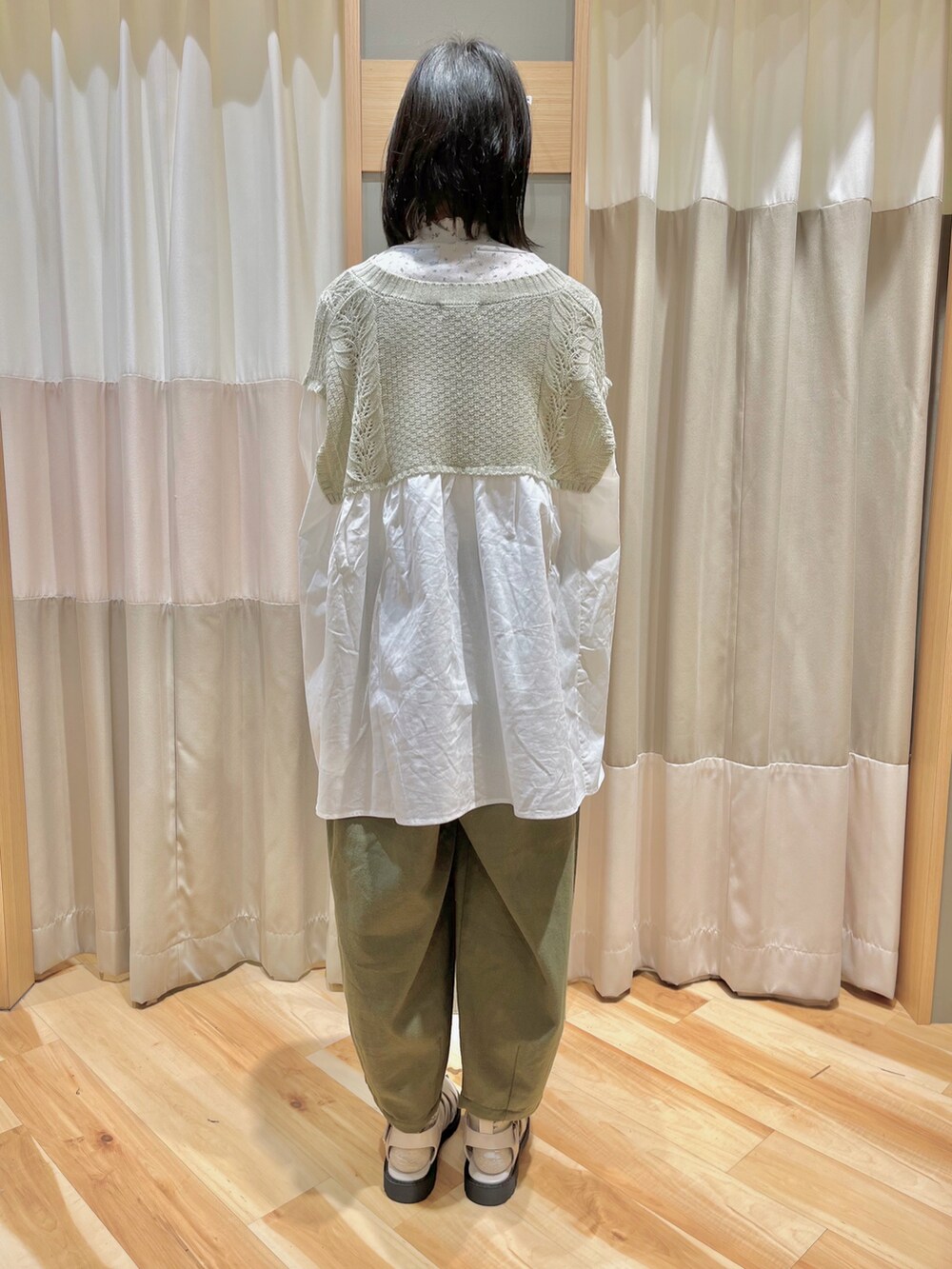 グリーン系のチュニック、ホワイト系のTシャツ/カットソー、グリーン系のその他パンツを着用したレディースの春コーディネートの3枚目の写真