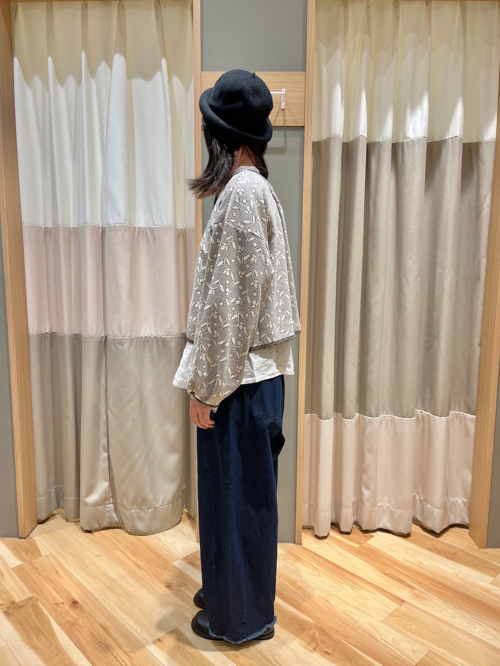 ベージュ系のノーカラージャケット、ホワイト系のシャツ/ブラウス、ブルー系のデニムパンツを着用したレディースの秋コーディネートの4枚目の写真