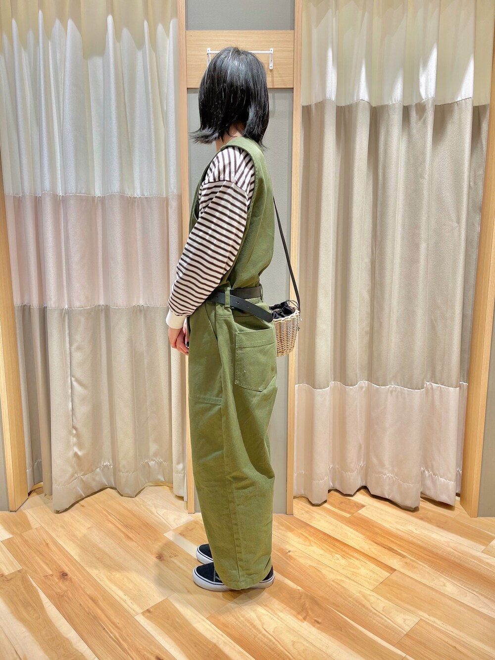 ベージュ系のバッグ、グリーン系のその他パンツ、ホワイト系のTシャツ/カットソーを着用したレディースの春コーディネートの3枚目の写真