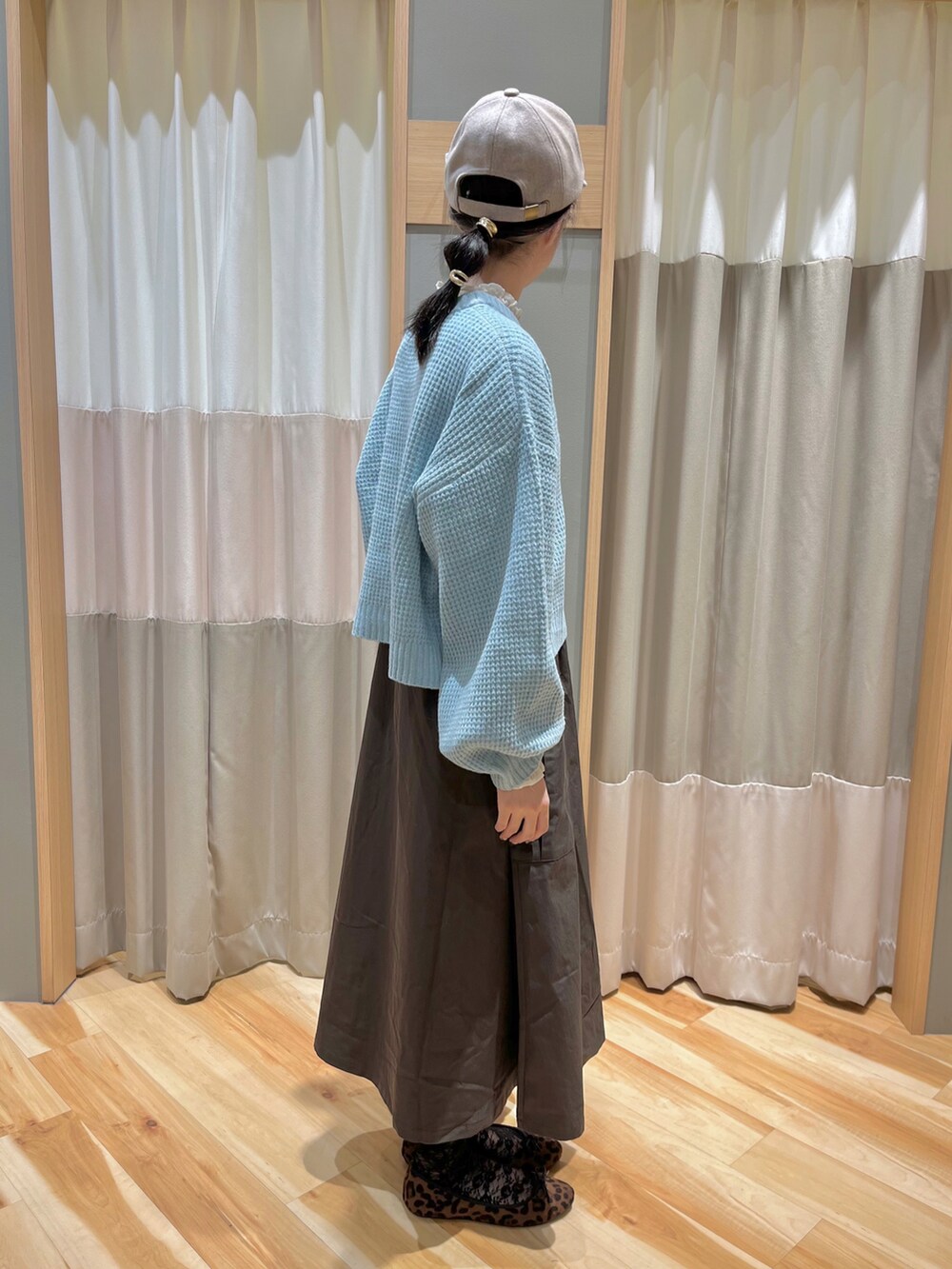 ブラウン系のワンピース、ホワイト系のシャツ/ブラウス、ホワイト系のハットを着用したレディースの冬コーディネートの2枚目の写真