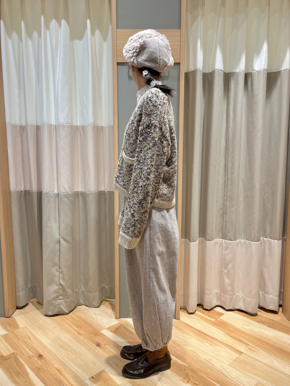 ブラウン系のカーディガン/ボレロ、ホワイト系のTシャツ/カットソー、ベージュ系のその他パンツを着用したレディースの冬コーディネートの4枚目の写真