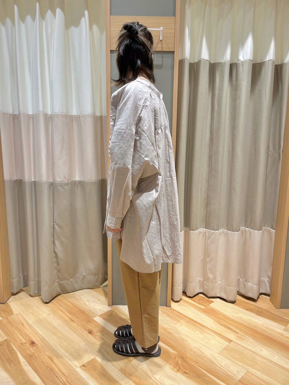 ベージュ系のTシャツ/カットソー、ベージュ系のシャツ/ブラウス、ベージュ系のその他パンツを着用したレディースの夏コーディネートの4枚目の写真