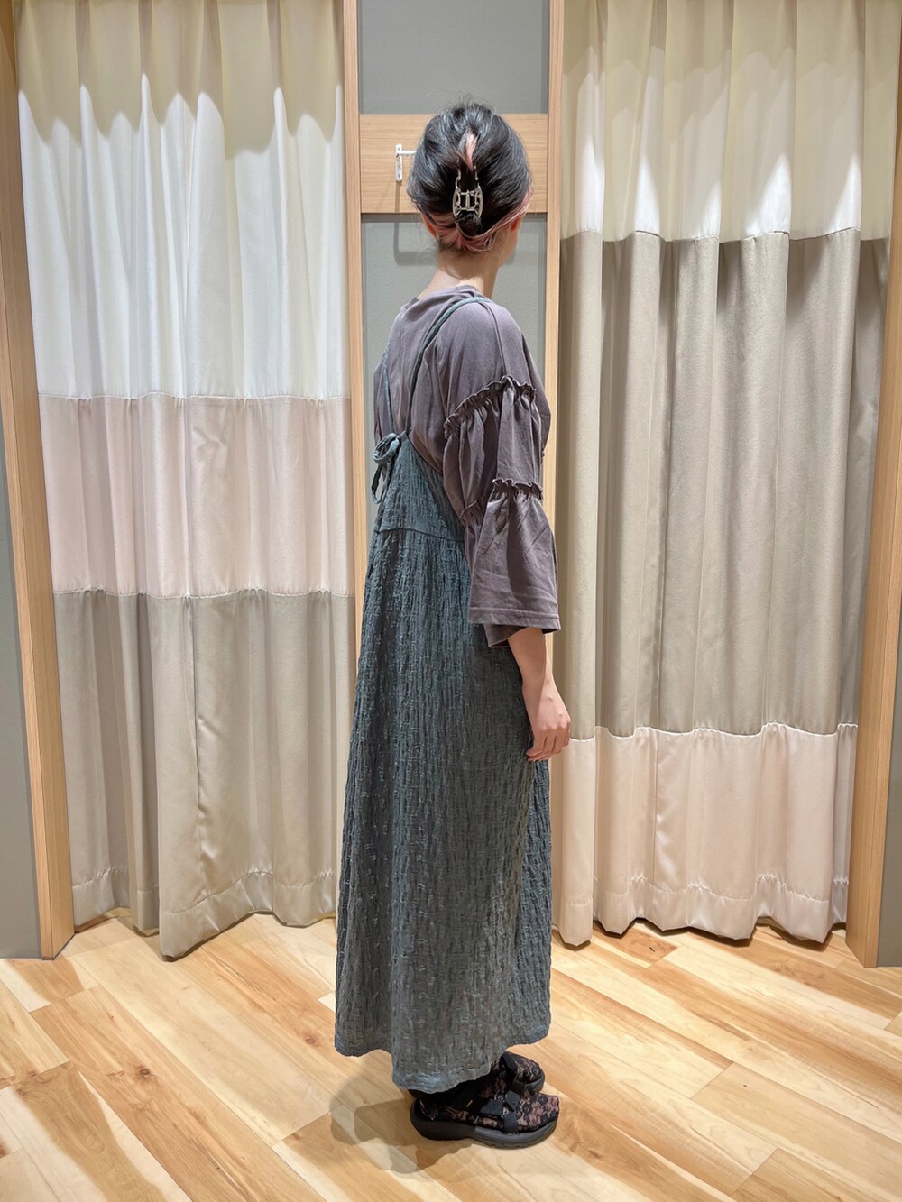 ブルー系のワンピース、グレー系のTシャツ/カットソーを着用したレディースの秋コーディネートの2枚目の写真