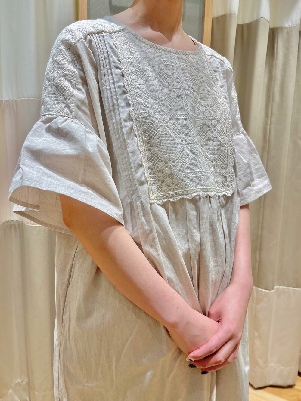 ホワイト系のワンピースを着用したレディースの夏コーディネートの4枚目の写真