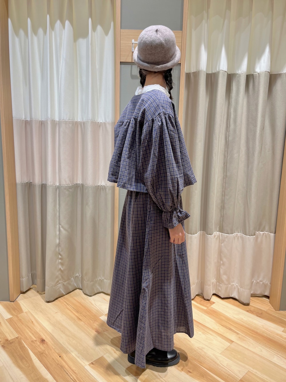 ブルー系のノーカラージャケット、ブルー系のスカート、ホワイト系のシャツ/ブラウスを着用したレディースの冬コーディネートの2枚目の写真