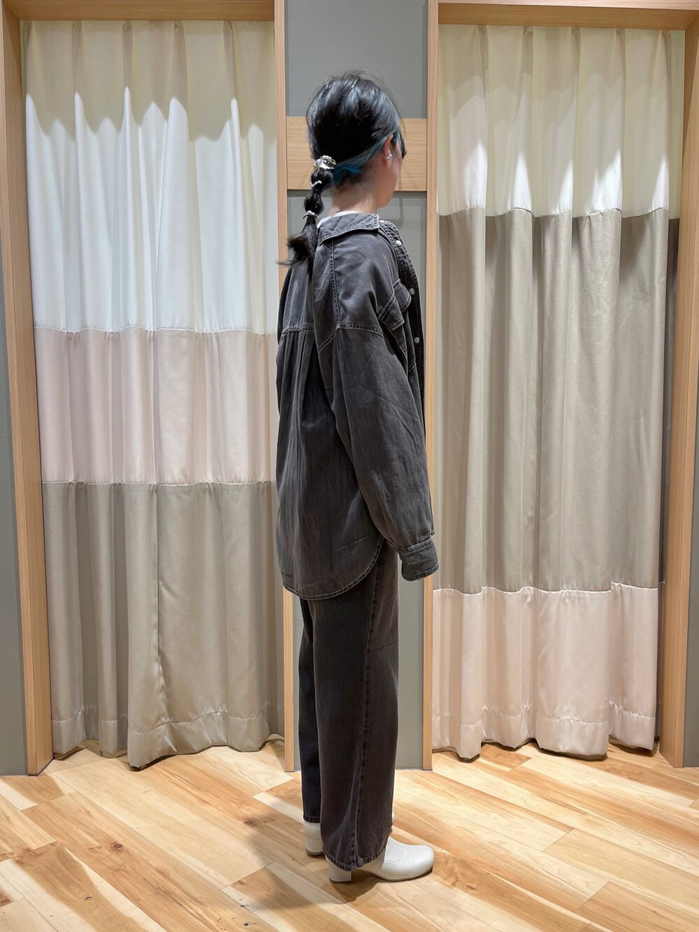 グレー系のその他パンツ、グレー系のシャツ/ブラウス、ホワイト系のTシャツ/カットソーを着用したレディースの春コーディネートの2枚目の写真