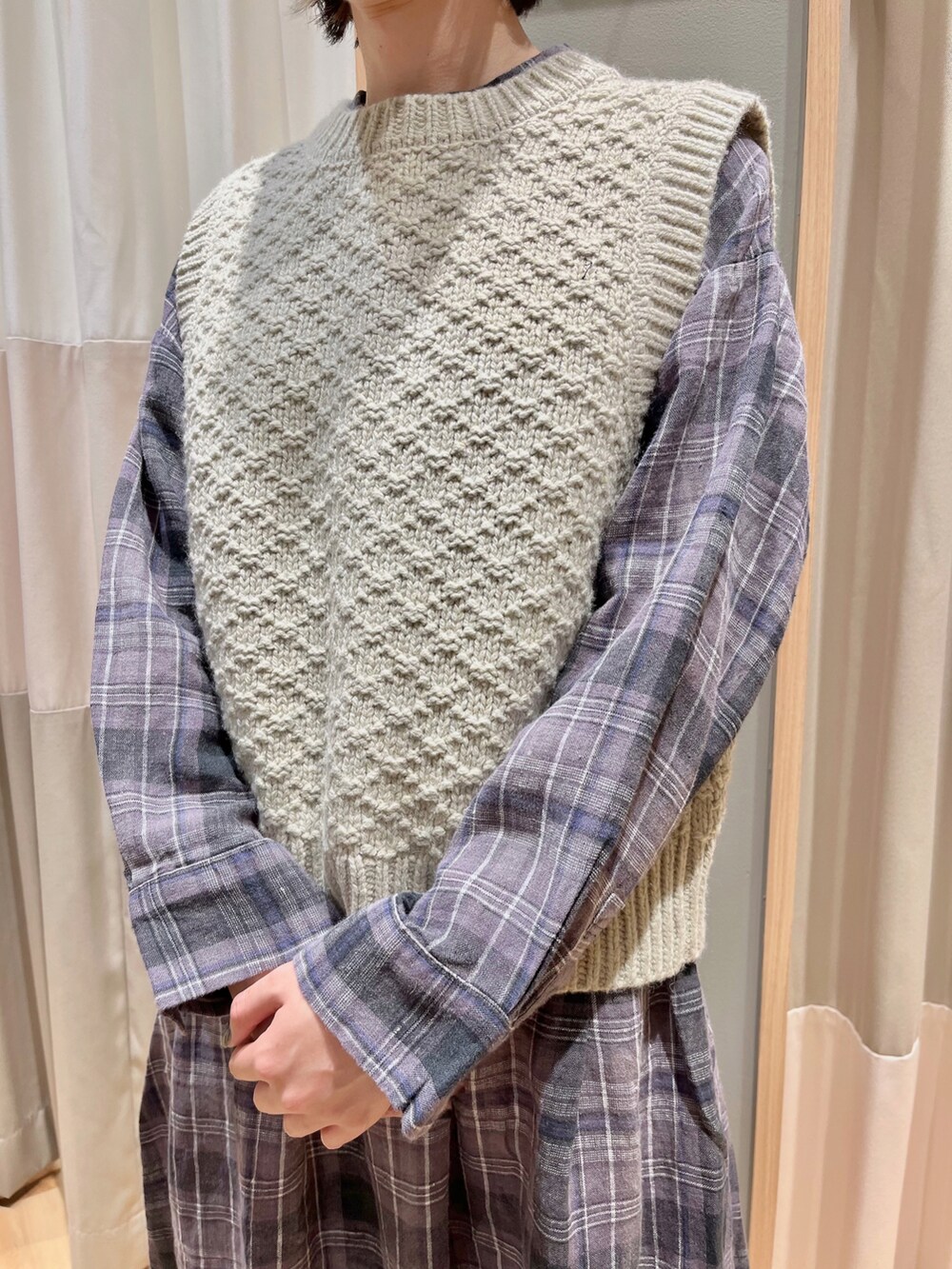 ベージュ系のベスト、ブラック系のスカート、ブラック系のシャツ/ブラウスを着用したレディースの冬コーディネートの5枚目の写真