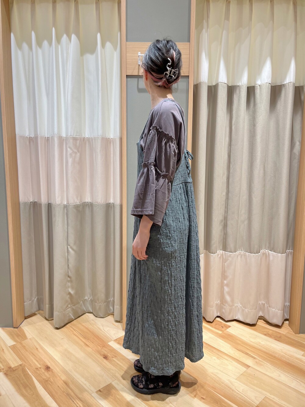 ブルー系のワンピース、グレー系のTシャツ/カットソーを着用したレディースの秋コーディネートの4枚目の写真