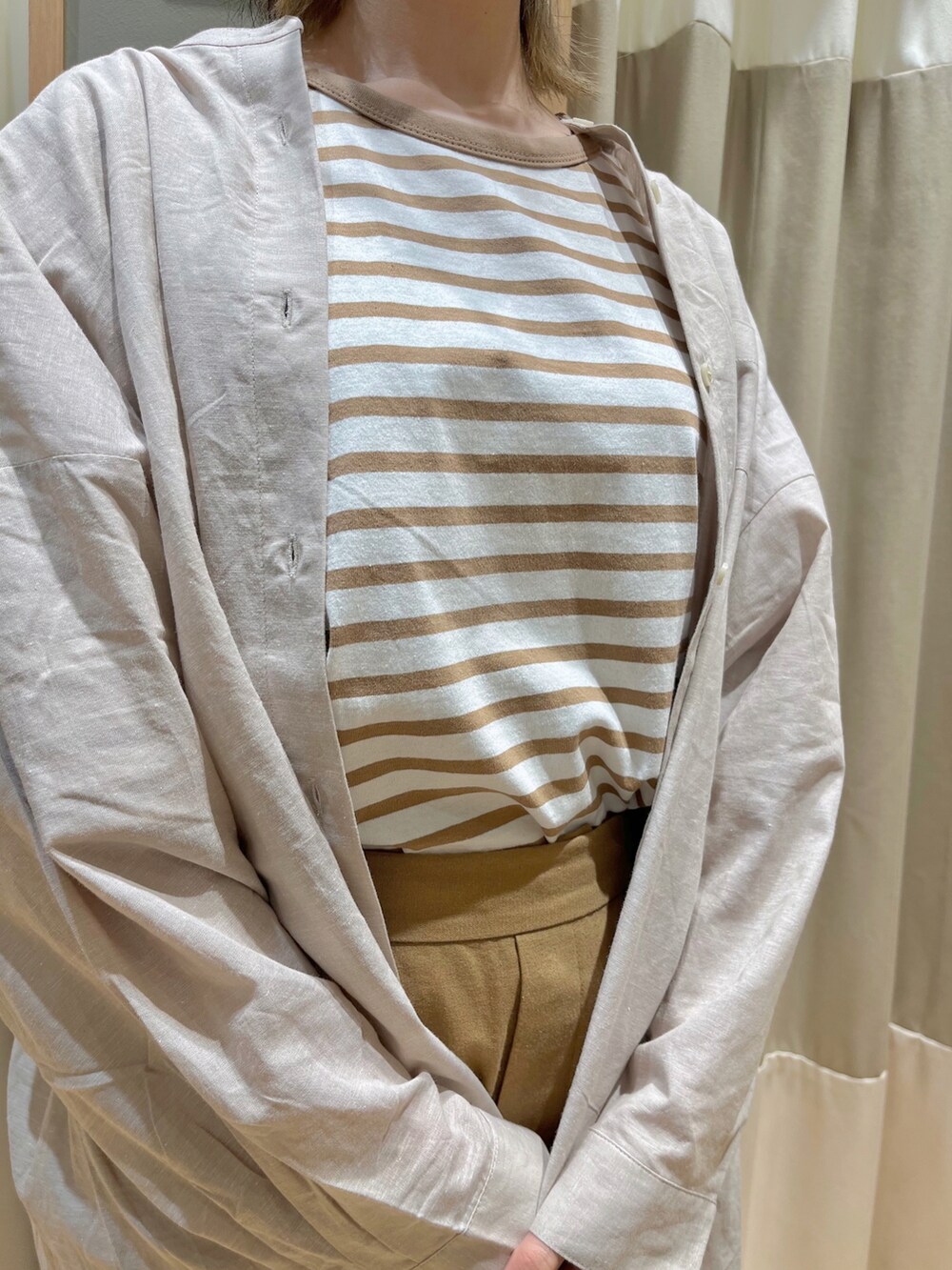 ベージュ系のTシャツ/カットソー、ベージュ系のシャツ/ブラウス、ベージュ系のその他パンツを着用したレディースの夏コーディネートの5枚目の写真