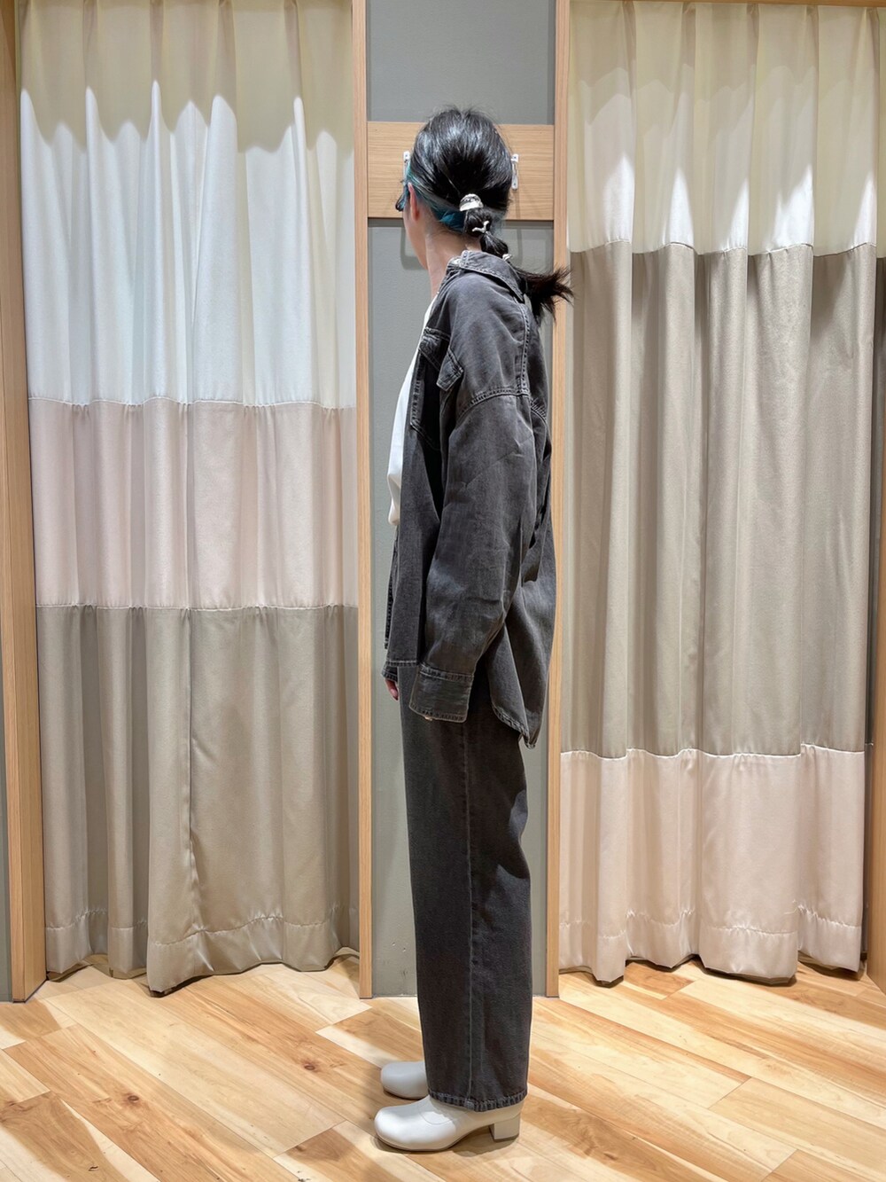 グレー系のその他パンツ、グレー系のシャツ/ブラウス、ホワイト系のTシャツ/カットソーを着用したレディースの春コーディネートの4枚目の写真