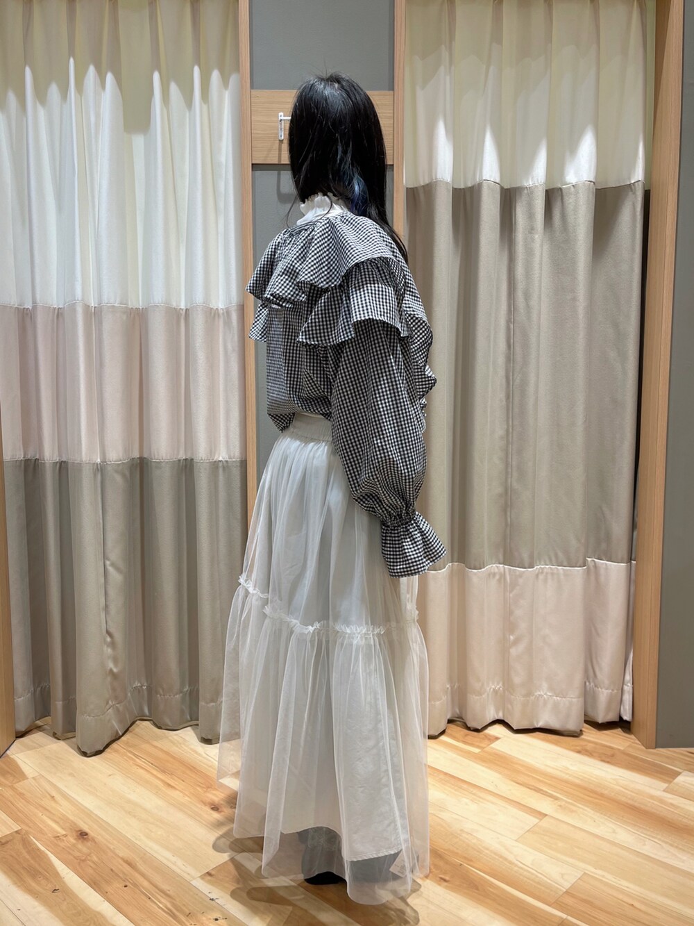 ブラック系のシャツ/ブラウス、ホワイト系のスカート、ブラック系のその他シューズを着用したレディースの冬コーディネートの2枚目の写真