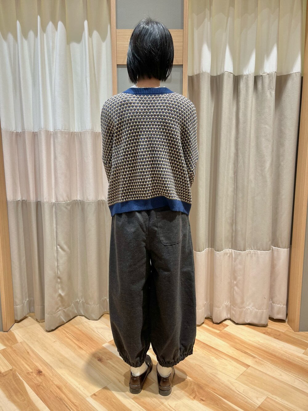 ブルー系のカーディガン/ボレロを着用したレディースの春コーディネートの2枚目の写真