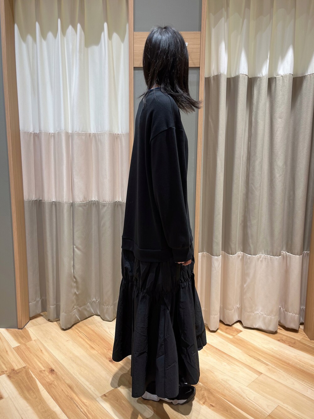 ブラック系のワンピース、ブルー系のTシャツ/カットソーを着用したレディースの冬コーディネートの2枚目の写真