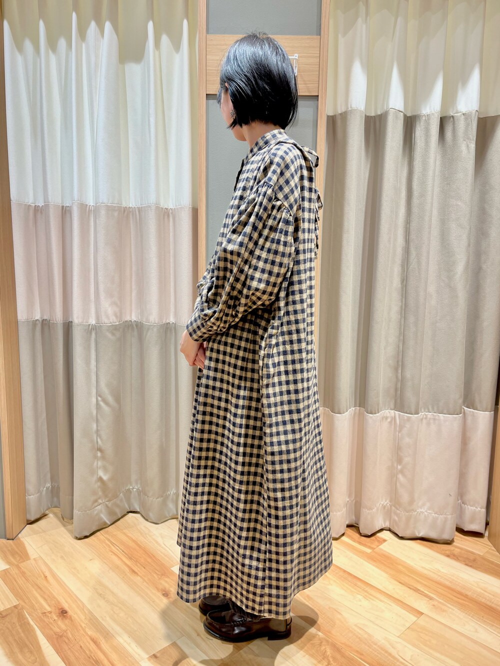 ベージュ系のワンピース/ドレスを着用したレディースの春コーディネートの2枚目の写真