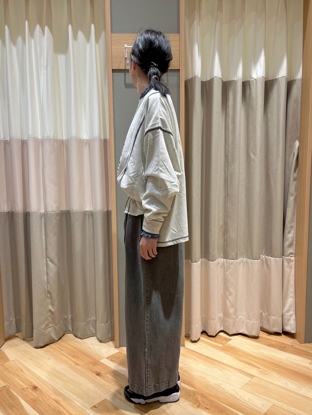 ホワイト系のTシャツ/カットソー、グレー系のデニムパンツ、ブルー系のシャツ/ブラウスを着用したレディースの秋コーディネートの4枚目の写真