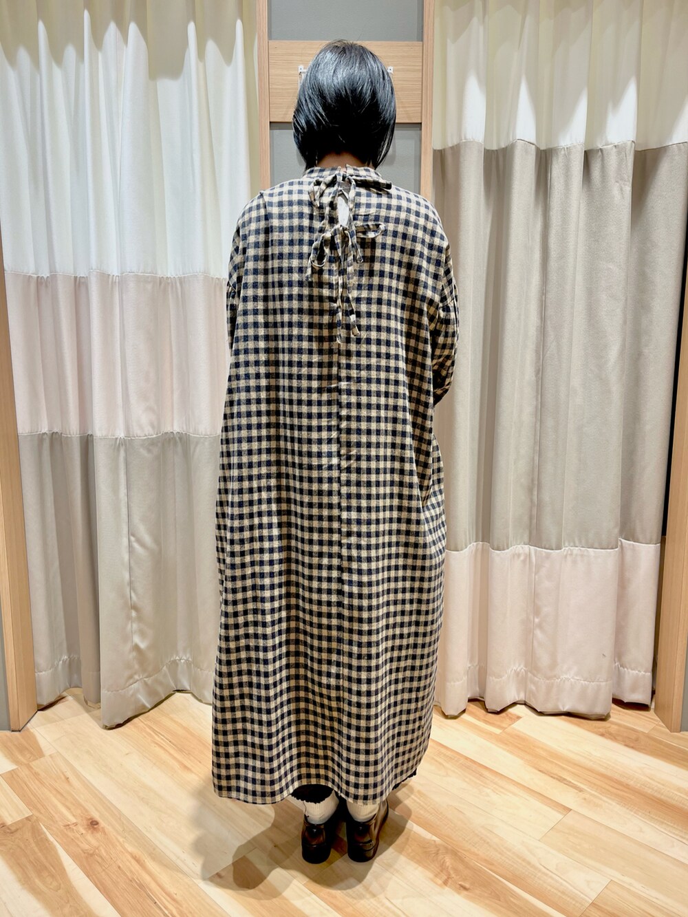 ベージュ系のワンピース/ドレスを着用したレディースの春コーディネートの3枚目の写真